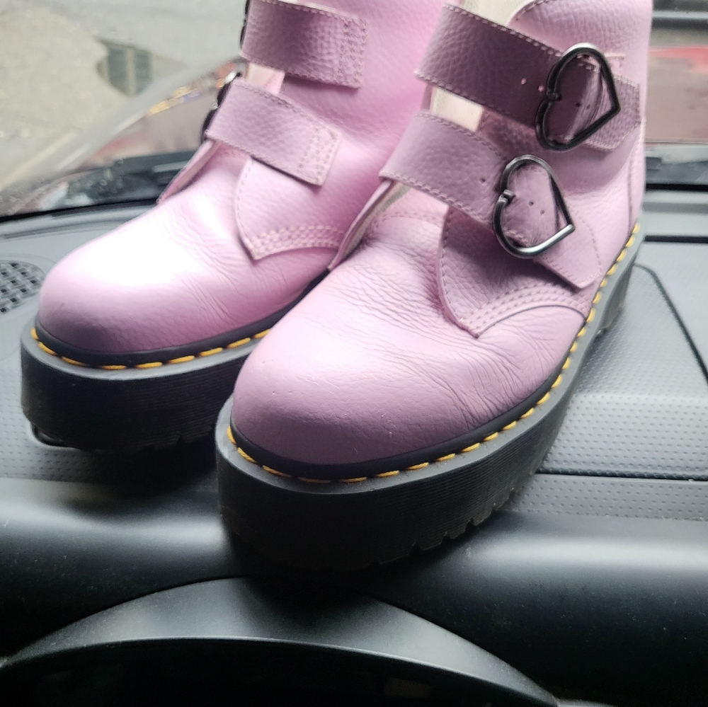 Dr. Martens Devon Heart pink boots